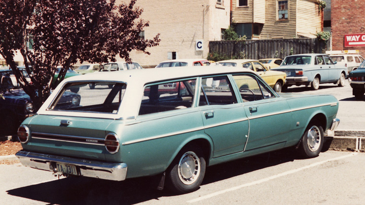 Ford_Falcon_XR_Station_Wagon_1966-_68_(Australia)_(16590612600)