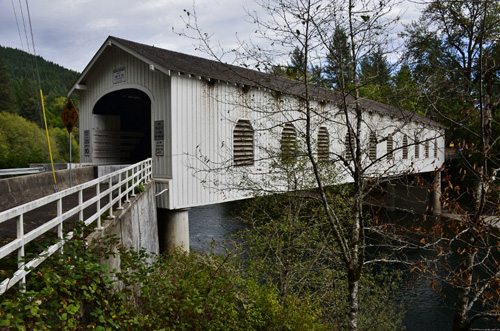 McKenzie Pass road - covered bridge (1) (800x530)