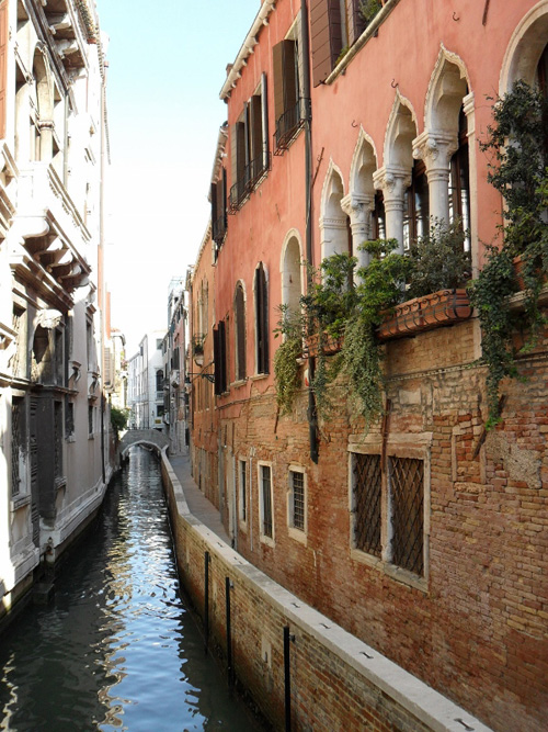 Venice, where some canals in the back blocks are so narrow (600x800)