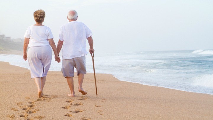 shutterstock_51788350_couple beach